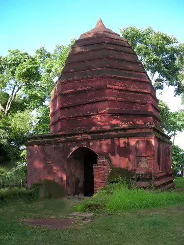 9. The Umananda temple:Lord Shiva is said to have resided here in the avataar of Bhayananda at the Umananda temple. As per the lKalika Purana, in the very beginning of the creation Shiva imparted knowledge to his wife Parvati on this hill and meditated here.
