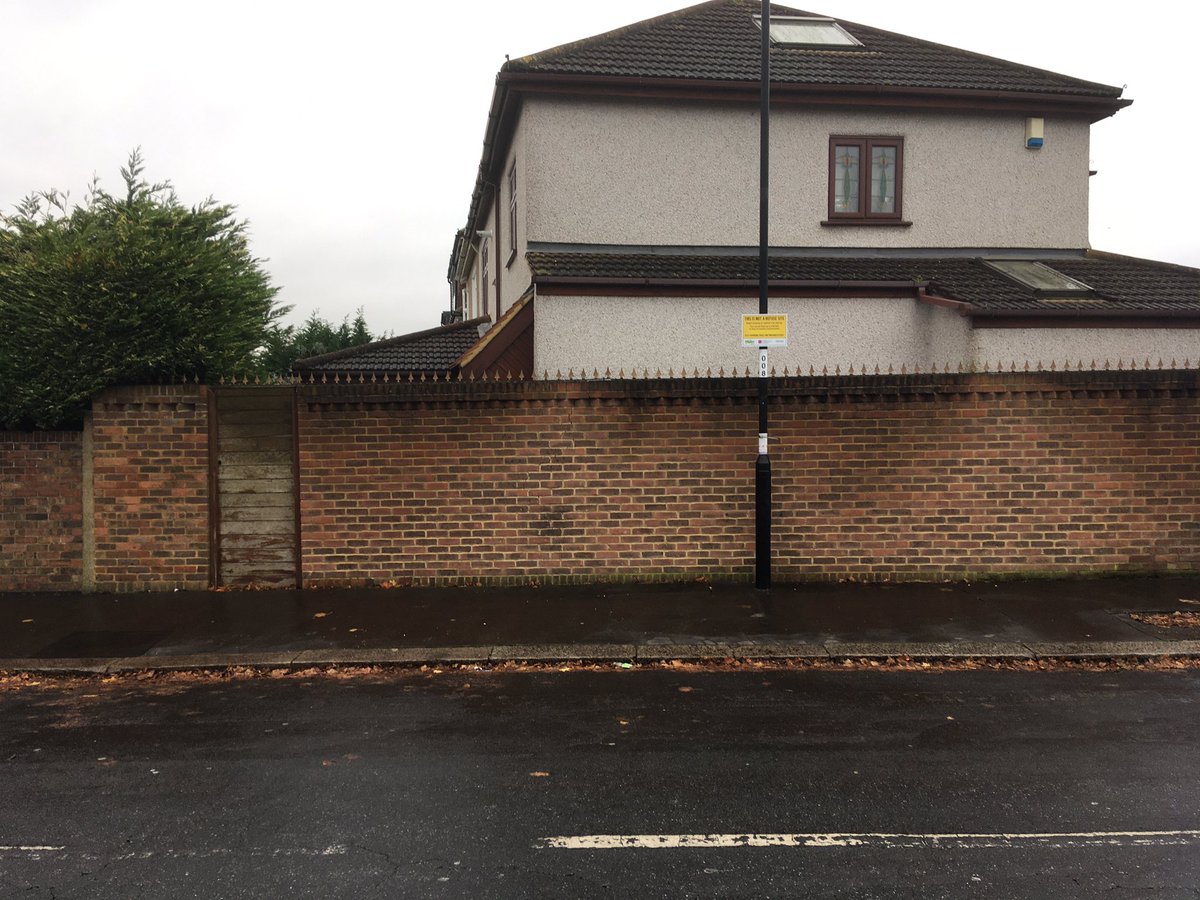 strangerpixel's tweet image. A clean street and a brand new sign! Fingers crossed it stays that way. Many thanks @cleanstreetstu