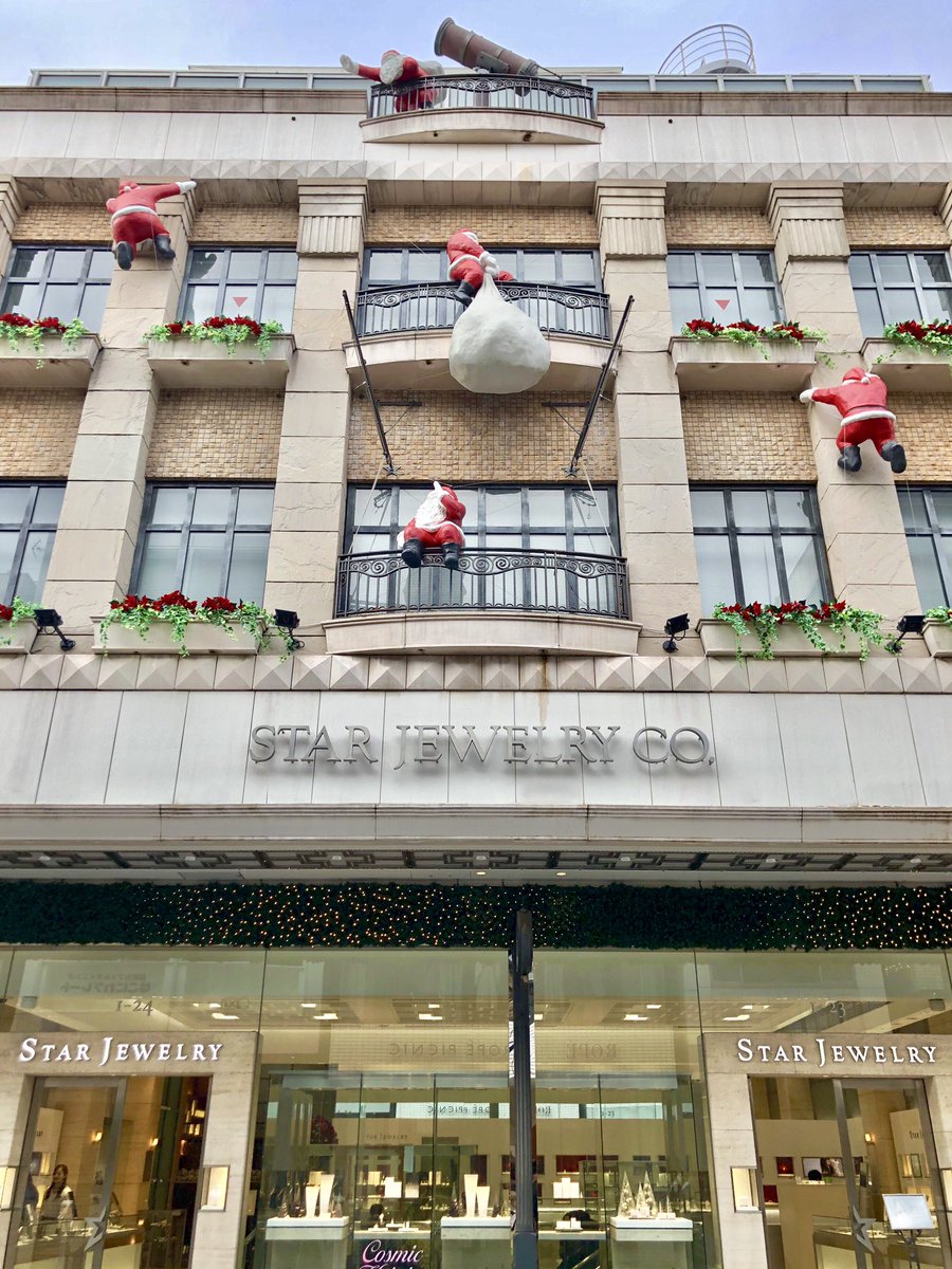 スタージュエリー 元町本店ではサンタがせっせとクリスマスの準備中 世界中の子供たちの笑顔のため スタージュエリー のクリスマスチャリティは 1993年にここ元町本店で始まりました 今も Bear For Peace として 全店でご参加いただける形で続いてい
