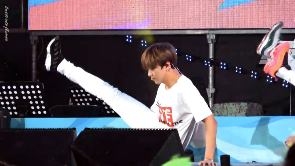 I told yall this was an iconic moment for the hegs and hoportions. Haechan!