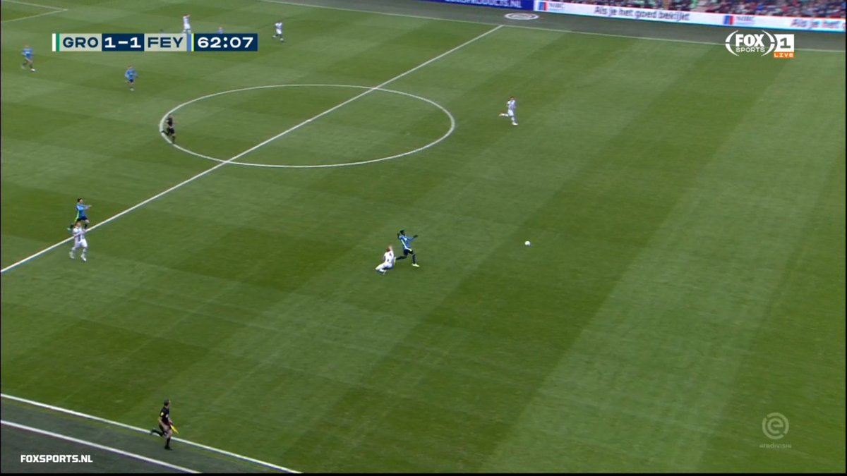 Plevla1's tweet image. "Maar de weg is nog lang" Alsof hij niet helemaal vrij staat en eerst Mount Everest nog over moet ofzo met 5 rugtassen met 20 kilo spul terwijl de andere verdediger niks hoeft te dragen. Dit is gewoon rood.