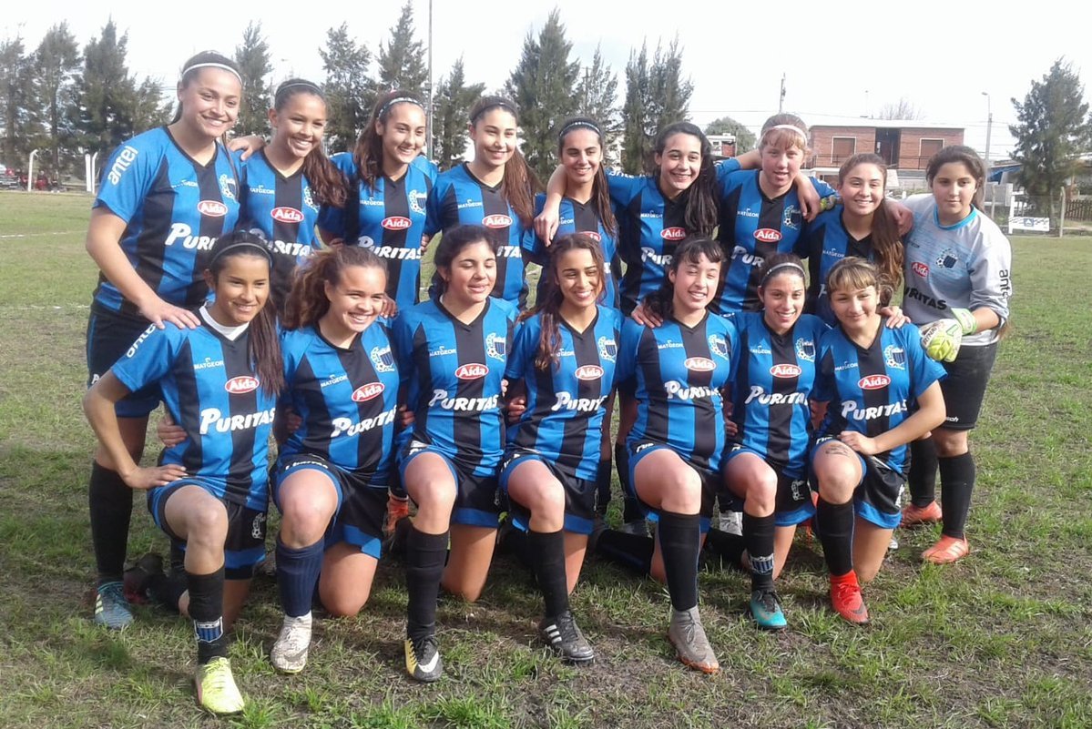 futbolella's tweet photo. LA GENERACIÓN QUE VIENE. Liverpool Sub19 femenino se acerca al campeonato, más en https://t.co/VnDU07S4Jw @GraRebolloV @JavierSaave22 @AUFfemenino @paty_pujol @guilledepor74 @BarrMore https://t.co/Pitr89lTGv