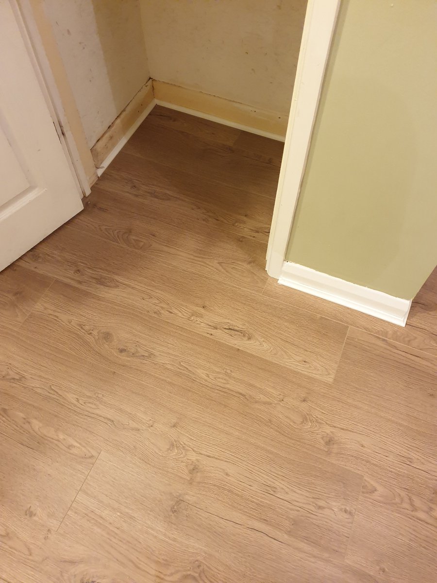 Qcarpets100's tweet photo. Recently fitted Harrow Smoked Oak to hallway, utility room and cupboards, with white beading to the perimeter. #quedgeleycarpets #lifestyle #harrow #smokedoak #laminate #whitebeading https://t.co/YMKjSMPxX7