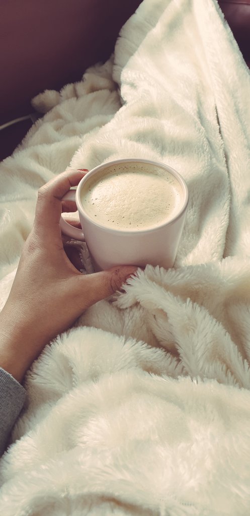 Sunnyy86's tweet photo. Luxus pur. Neben meinem  Hauptberuf und Nebenjob, einfach die Zeit auf der Couch und mit Kuscheldecke den Sonntag genießen. #SundayMood #schminkfrei https://t.co/qiVilawUiy