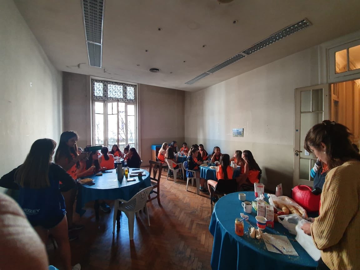 BasileNatalia's tweet photo. Concentración de la 7ma semifinalista. GRACIAS Club San Telmo por la buena disposición para él alojamiento de las chicas 💙👏🏻 @RC_Hockeycesped @gaedmigliore @marceloriosdt74 https://t.co/4S36nM4k8x