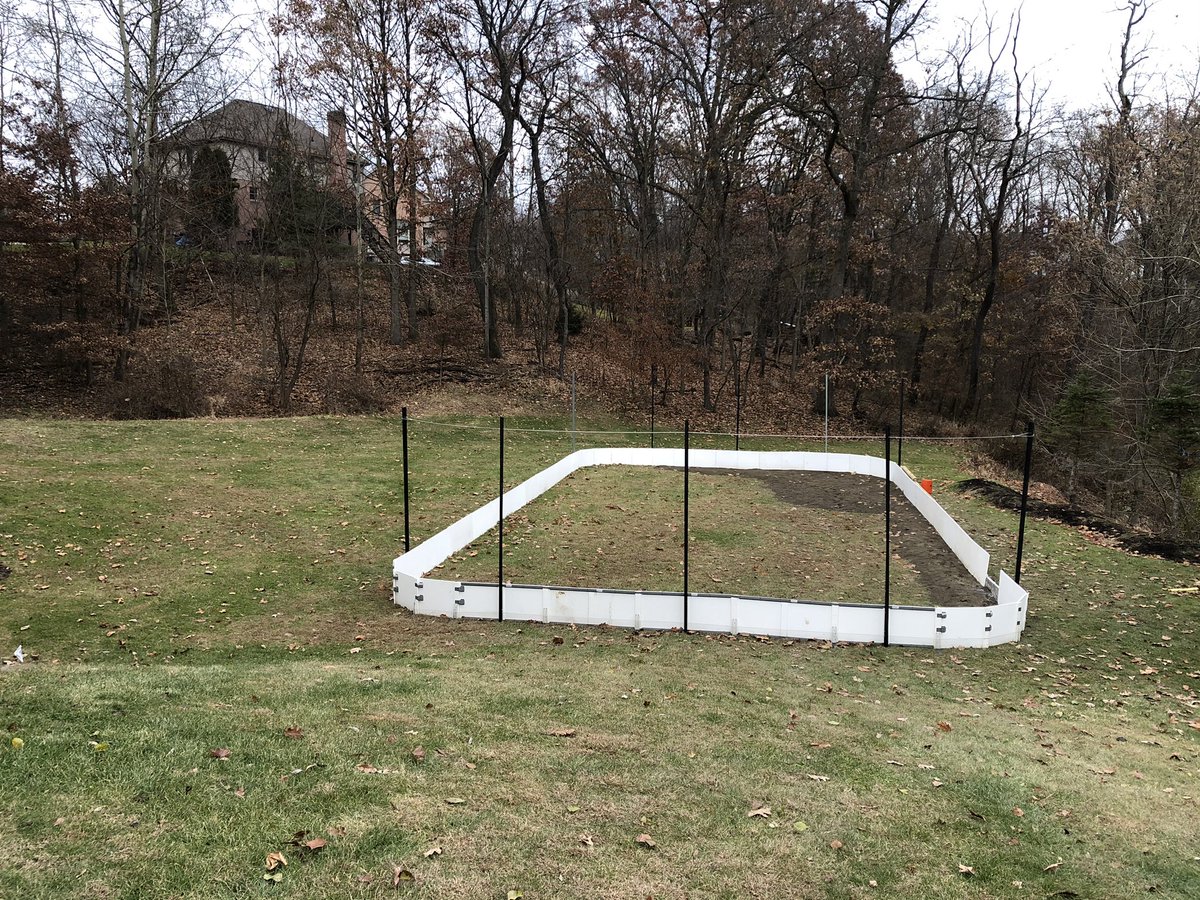 StanWhiteman's tweet photo. This #MakerDad has the rink ready for #BackYardHockey. I just need the weather to cooperate 😁 https://t.co/L5Rxsreu0y