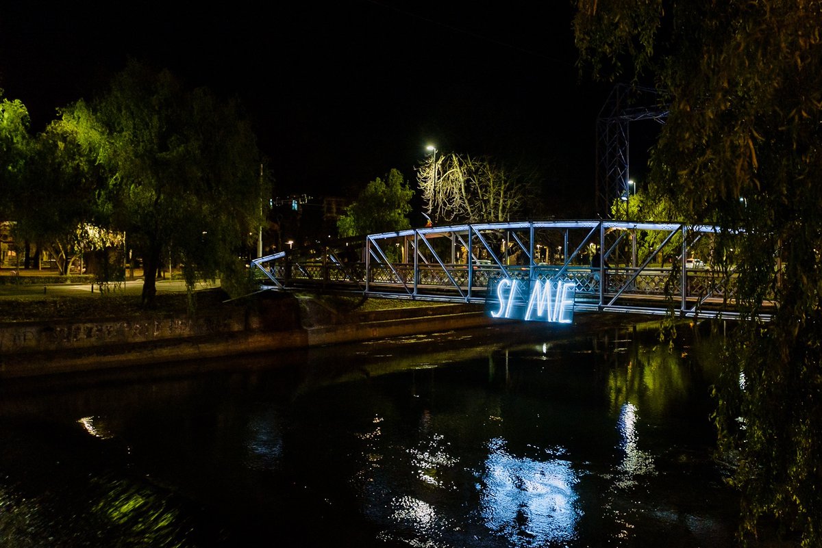 The same Light On Festival places an art installation on the Thames (meaning ”I miss you”) and one on the river Someș in Cluj (meaning ”Me too”). #Cluj #London 

Photos: Lights On Romania