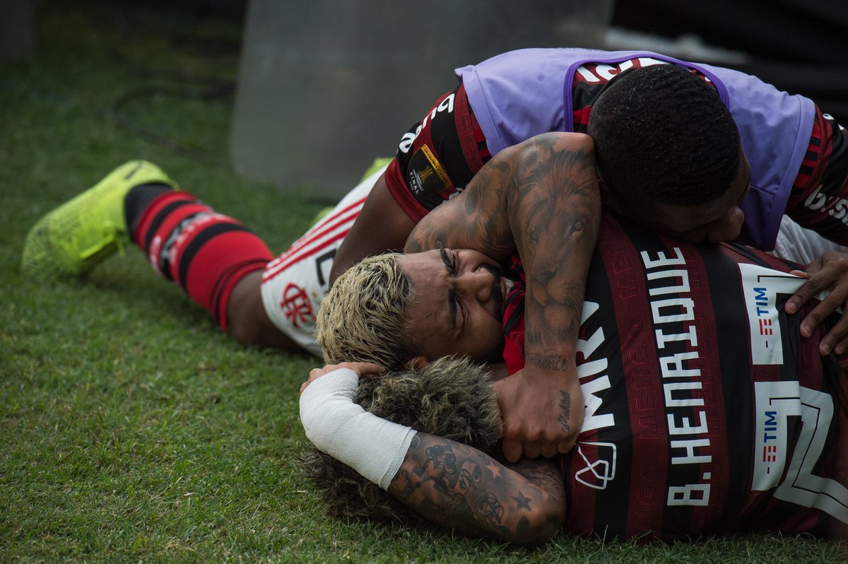 Flamengo's tweet photo. Que emoção! Bicampeãoooooooooooooooooo!!! 

#VencemosJuntos #EsseÉONossoLugar

📸 @AlexandreVidal1 https://t.co/f33D4oLwbi