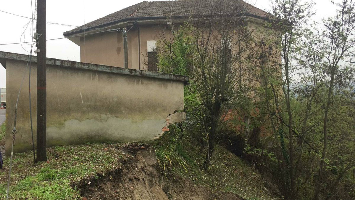 PCProvAL's tweet photo. #frana in località #Cadepiaggio nel comune di #ParodiLigure, interessate delle #infrastrutture #allertameteoPIE https://t.co/qwkkZiutRX