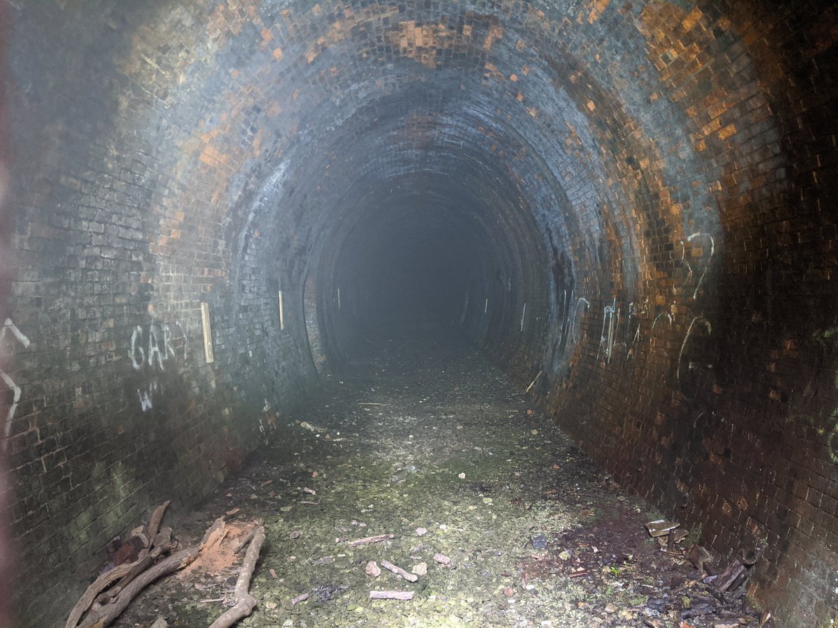 12/ inside Baynards Tunnel. Sadly on of those days when the torch lights up all the water droplets and doesn& #39;t give you a clear vision. Next time.