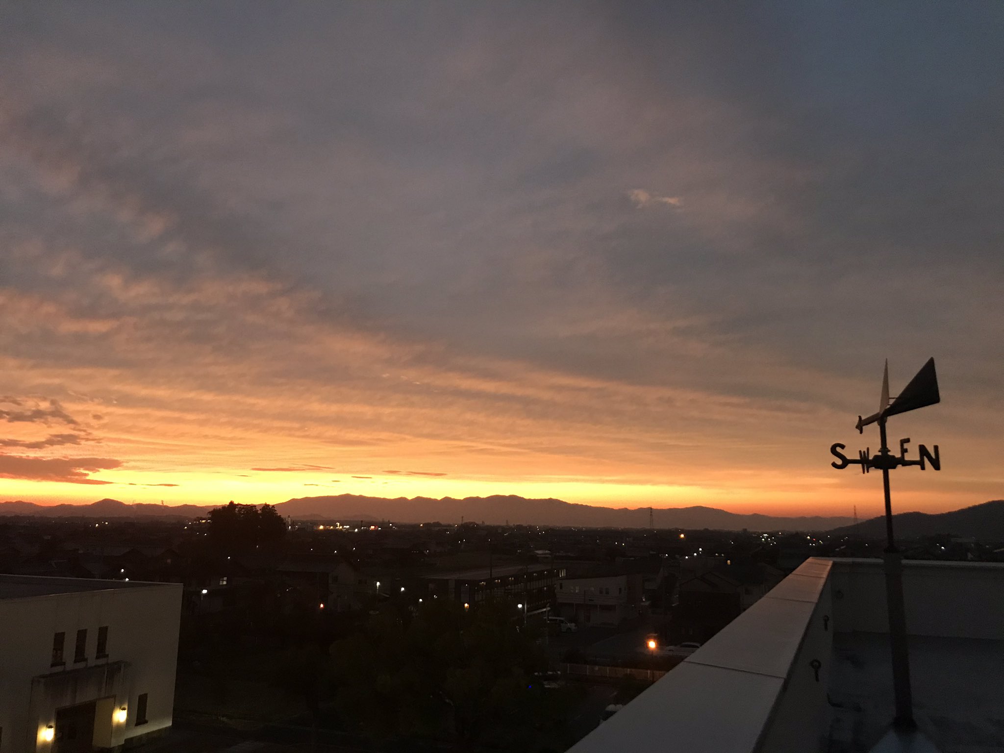 豊郷町観光協会 あっという間に終わってしまった綺麗な夕焼け 本日もご来館ありがとうございました 豊郷町 豊郷小学校旧校舎群 豊郷町観光協会 豊郷町観光案内所 ヴォーリズ建築 レトロ 夕焼け 聖地巡礼 アニメ聖地 映画ロケ地 夕日 夕焼け