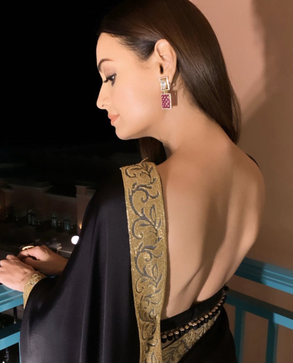 filmfare's tweet photo. .@deespeak looks stunning in this black and gold saree. https://t.co/PdXybe75Ma