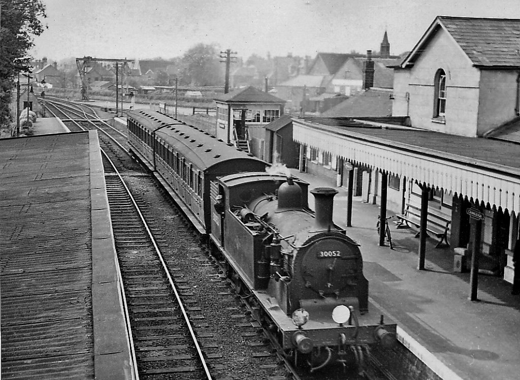 18/ Cranleigh Station had a substantial goods yard, including a loading gantry. The carpark for  @sainsburys is now immediately behind the coaches.   #EveryDisusedStation   #Cranleigh.