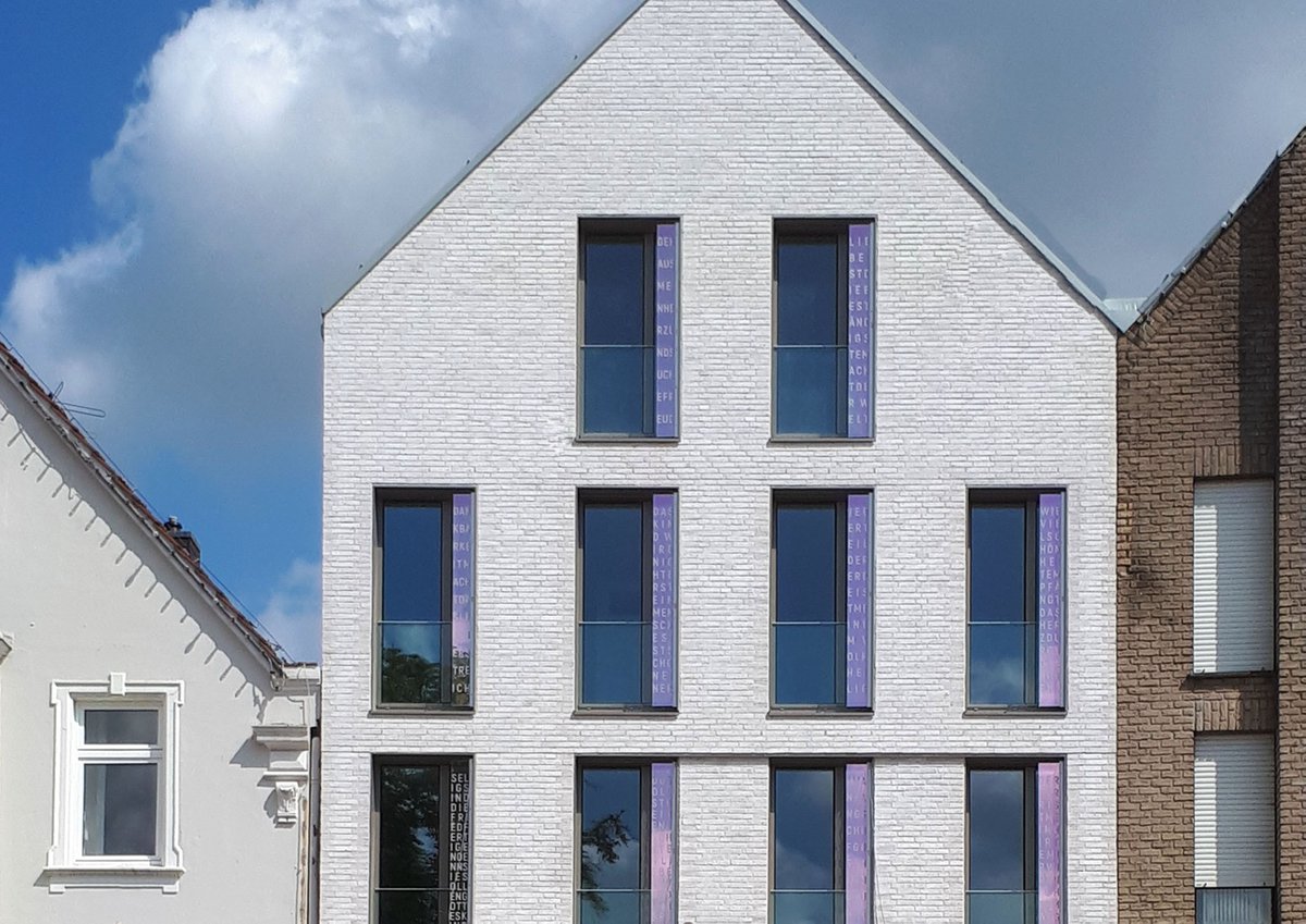 #Glasgestaltung in der #Architektur. Moderne #Fassadengestaltung des Neubaus der Ev. Kirchengemeinde in #Gütersloh. Glasschwerter als VSG aus #Farbeffektglas mit #Lasergravur. Seitliche #RGBW-#LED-Beleuchtung. Entwurf: melisch-architekten.de Ausführung: vitrago-glasdesign.de