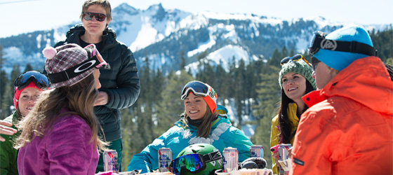 Single2Travel's tweet photo. Overdag op de lange latten de bergen af en ’s avonds lekker bij het haardvuur of gezellig aan de après-ski. Waar je de leukste singles ontmoet deze winter? Hier! #wintersportvakantie #singlevakantie  https://t.co/zpoVNabHfH https://t.co/88uos1HC48