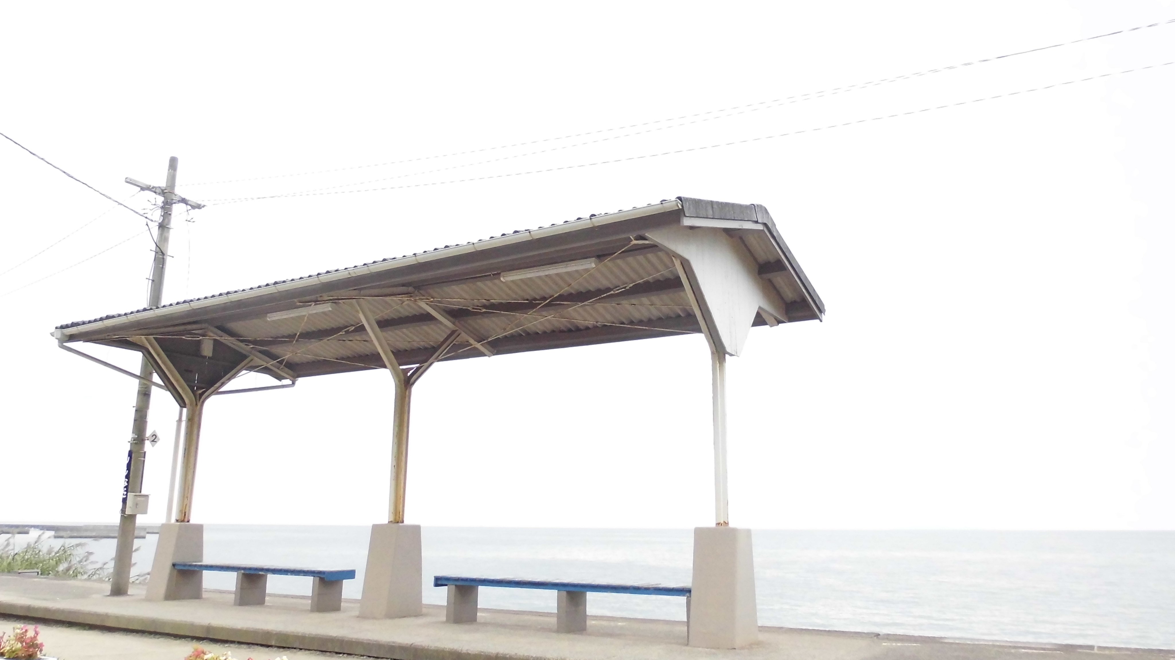 ミニよさ En Twitter 金曜日に下灘駅に行った時の写真 愛媛県伊予市の沿岸にある Jr下灘駅 は Cmや広告 ドラマや映画 アニメやイラストなど色々な作品のロケ地となってます シャフトの 物語ｼﾘｰｽﾞ や 京アニの 境界の彼方 でも登場 ホームより先には海