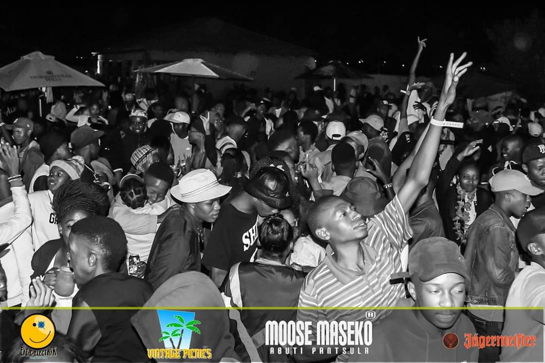 uMooseMaseko's tweet photo. 7 YEARS OF @vintagepicnicSA  
SEE YOU AT 
#7thVintagePicnicsMeyouNus07Dec 
Ekasi top Chillas Protea Glen ext.16, Soweto 📍 

Line up @KeviKevSa / @siya_shezi / @DJ_Buhle / @shaun101_dj / @KITCHEN_MESS / @crush1291 / Tumza D'kota 🔥🔥

Tickets At Shoprite ,PLEASE RT FOR AWARENESS https://t.co/76e42oGVrv