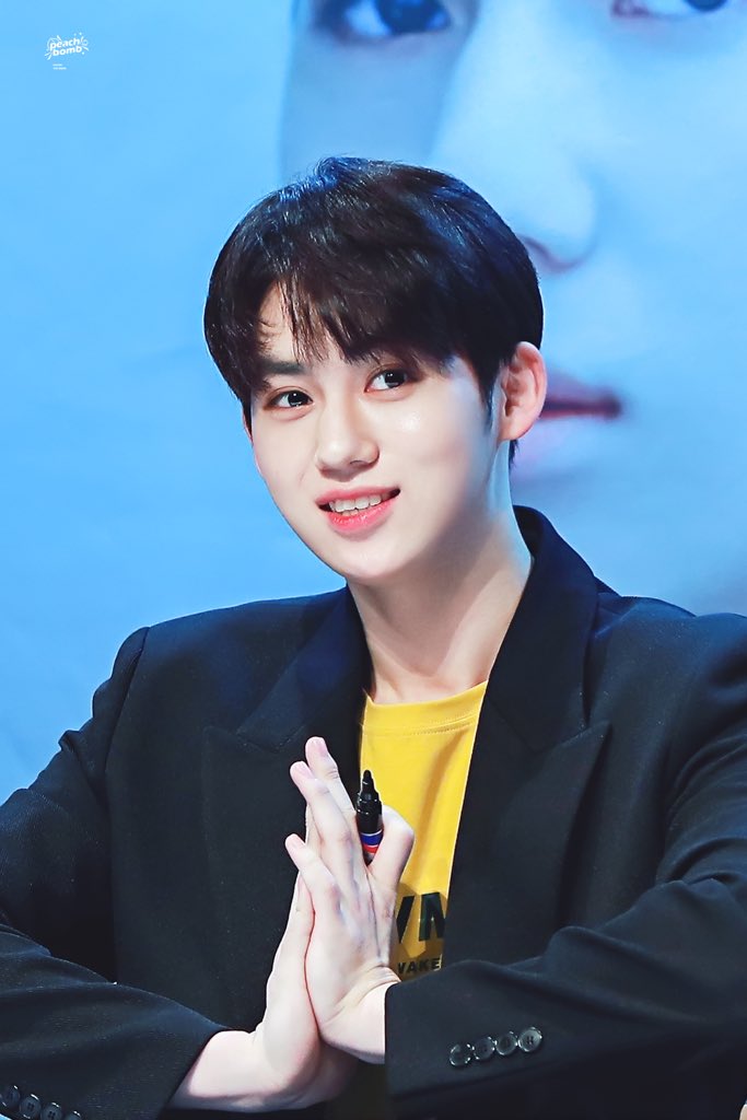 PeachBomb_HYS's tweet photo. 191124 dwmu팬싸 오랫만에 쁘디를 봐서 너무 행복해ㅠㅠㅠㅠㅠ
@Woollim_rookie 
#울림 #황윤성 #윤성 #yunseong https://t.co/4IHBJQQHak