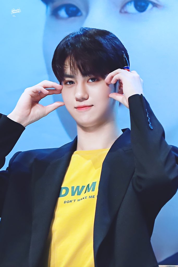 PeachBomb_HYS's tweet photo. 191124 dwmu팬싸 오랫만에 쁘디를 봐서 너무 행복해ㅠㅠㅠㅠㅠ
@Woollim_rookie 
#울림 #황윤성 #윤성 #yunseong https://t.co/4IHBJQQHak