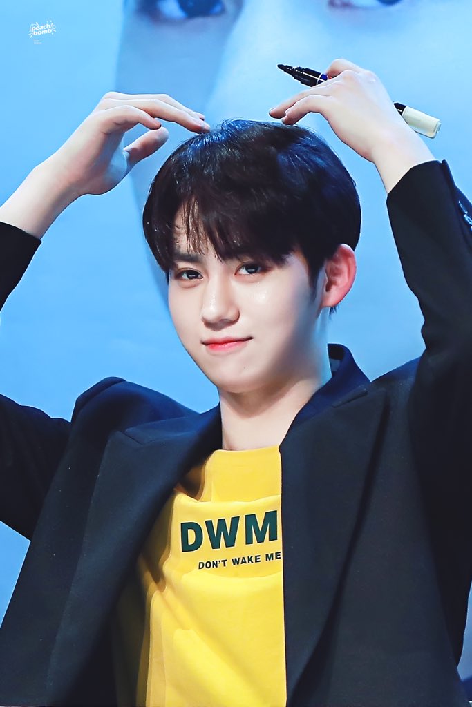PeachBomb_HYS's tweet photo. 191124 dwmu팬싸 오랫만에 쁘디를 봐서 너무 행복해ㅠㅠㅠㅠㅠ
@Woollim_rookie 
#울림 #황윤성 #윤성 #yunseong https://t.co/4IHBJQQHak