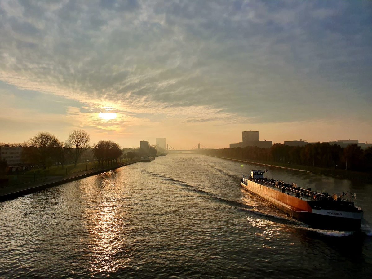 Prins Clausbrug, 
Amsterdam-Rijnkanaal, 
Zonsopgang, 
Kanaleneiland, 
Utrecht

By ÖFA

#timelapse 

#picoftheday #utrecht #wauw #sun