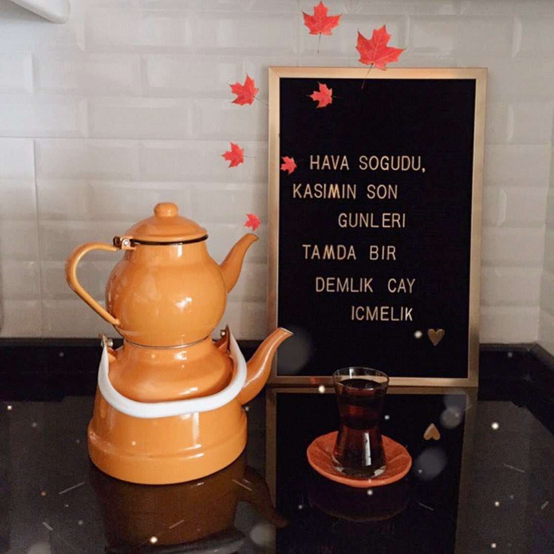 haburdacom's tweet photo. 🥰✨ The Mia Dekoratif Yazı Panosu 45 x 30 Cm 64.95₺ - Kargo Ücretsiz 
Gold kaplama çerçeve ve siyah kadife panodan oluşmaktadır.
Paketin içinde 143 adet gold harf ve karakter bulunmaktadır.

#haburdacom #themia #yazıpanosu #dekoratifyazıtahtası #evdekorasyonfikirleri #dekoratif https://t.co/EDdawXIftP