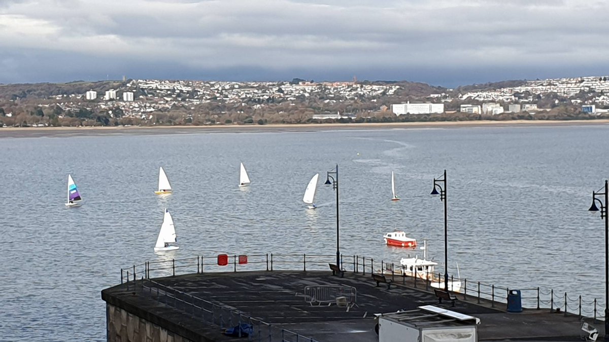 With a F3/4 with sunshine forecast for this afternoon, it's looking like a great afternoon to come out on the water. Should be good, clean wind and some small lumps to play on. 

Galley open afterwards, see you on the water!
