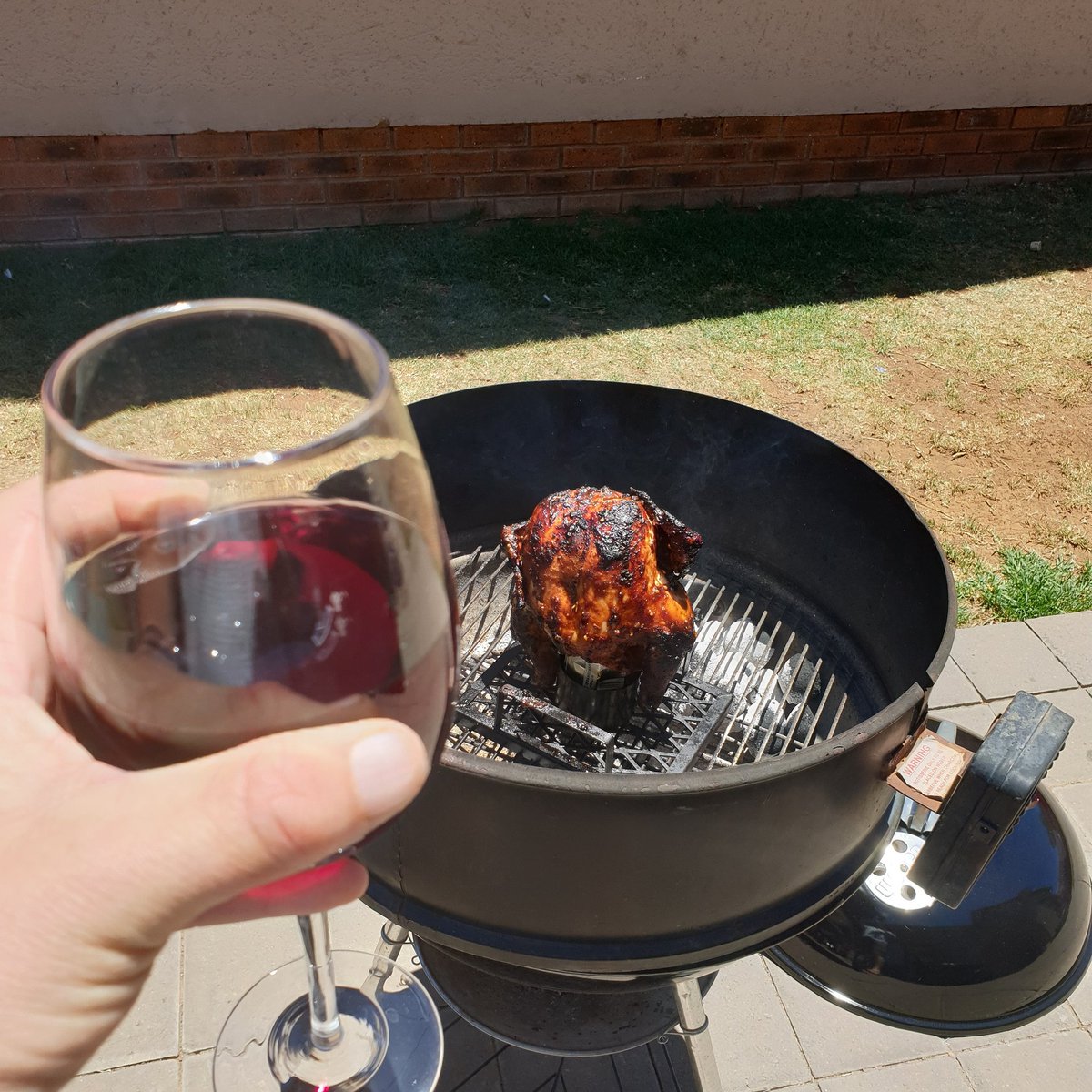 cornedupreez1's tweet photo. Nothing beats a #BeerChicken🍗 on the @WeberBraai on a #LayedBackSunday with a good Redwine🍷 https://t.co/aKDU5P9aDb