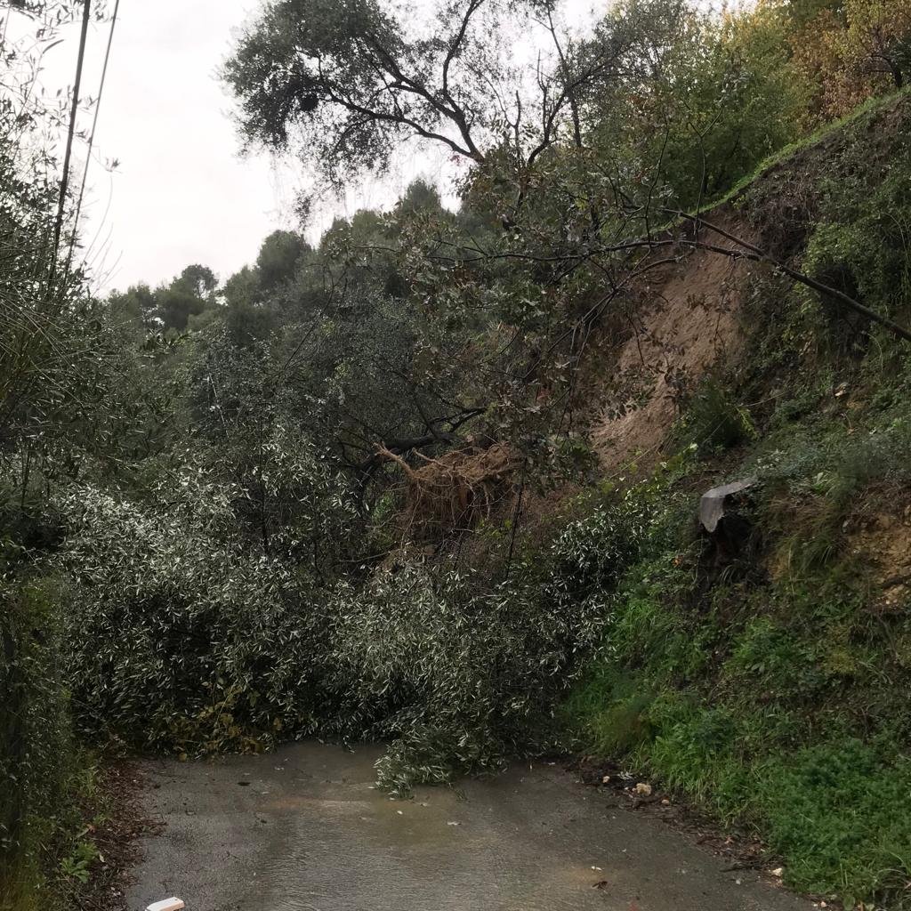 AimonsAspremont's tweet photo. Voilà les dégâts sur notre commune #Aspremont suite aux intempéries:

1) Effondrement qui bloque l'ancienne route de Nice
2) La route de St. Pancrace est bloquée
3) Eboulement sur la route de Nice
4) Un petit éboulement sur la route de St. Blaise vers le couvent

#Vigilancemeteo https://t.co/p7vtoF5B3G