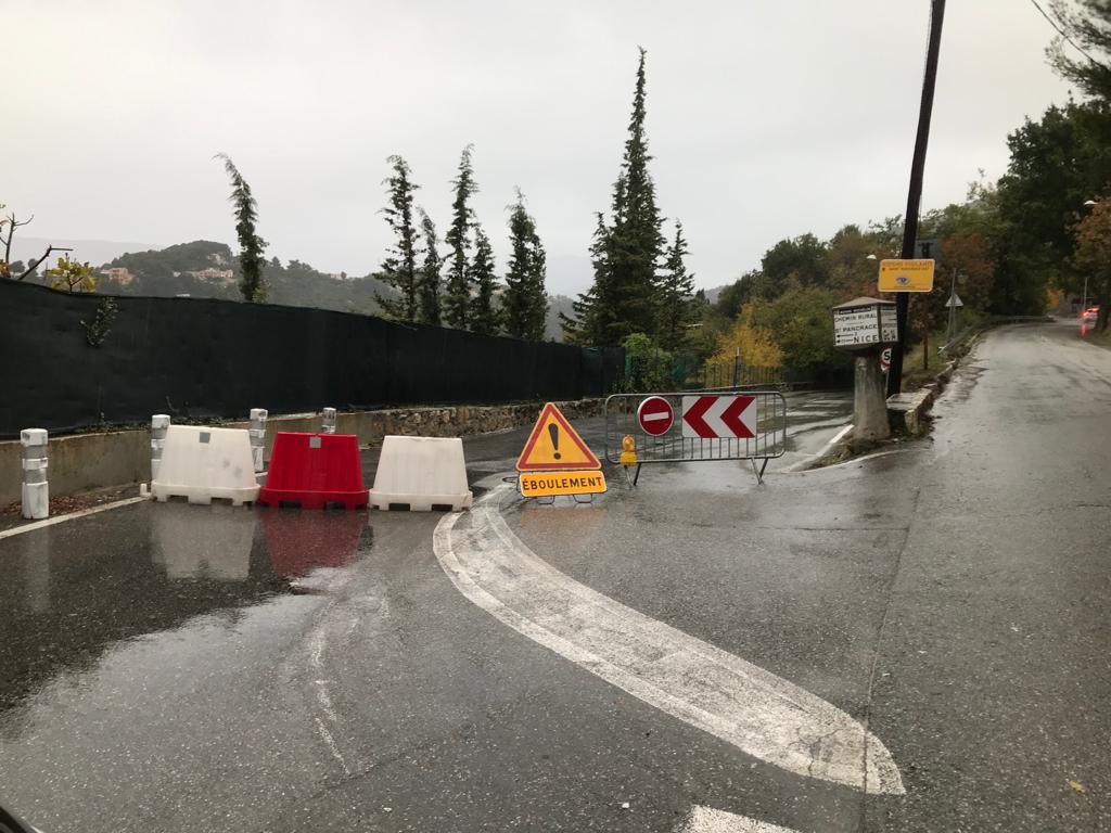 AimonsAspremont's tweet photo. Voilà les dégâts sur notre commune #Aspremont suite aux intempéries:

1) Effondrement qui bloque l'ancienne route de Nice
2) La route de St. Pancrace est bloquée
3) Eboulement sur la route de Nice
4) Un petit éboulement sur la route de St. Blaise vers le couvent

#Vigilancemeteo https://t.co/p7vtoF5B3G