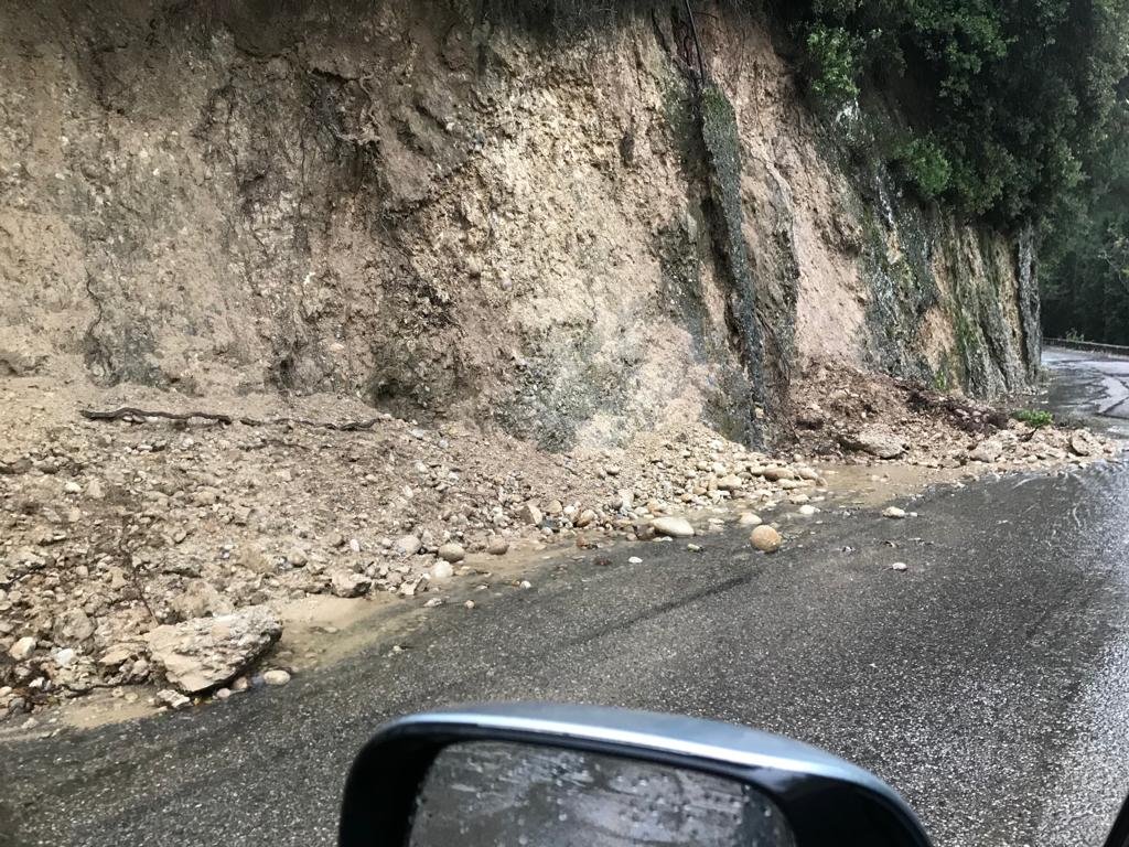 AimonsAspremont's tweet photo. Voilà les dégâts sur notre commune #Aspremont suite aux intempéries:

1) Effondrement qui bloque l'ancienne route de Nice
2) La route de St. Pancrace est bloquée
3) Eboulement sur la route de Nice
4) Un petit éboulement sur la route de St. Blaise vers le couvent

#Vigilancemeteo https://t.co/p7vtoF5B3G
