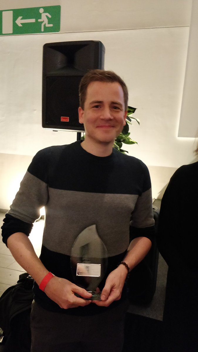 gameofbooksBlog's tweet photo. Gestern Abend waren wir nach der @BuchBerlinMesse noch auf der Preisverleihung des #dpp19, des Deutschen Phantastik Preis. Im Bild seht ihr @Gesuchanekt, den Preisträger in der Kategorie "Beste Deutschsprachige Serie" #buchberlin19 https://t.co/gyjwnwm6wf