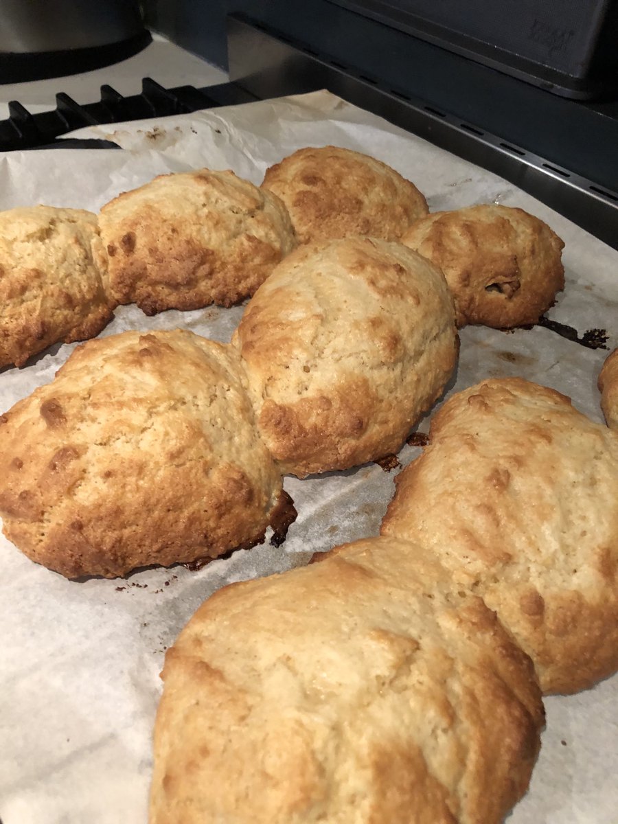 Foodman62's tweet photo. Made a nice batch of scones. #SundayMorning #sconeasingone #jamfirst https://t.co/Zs4XSoWSf3