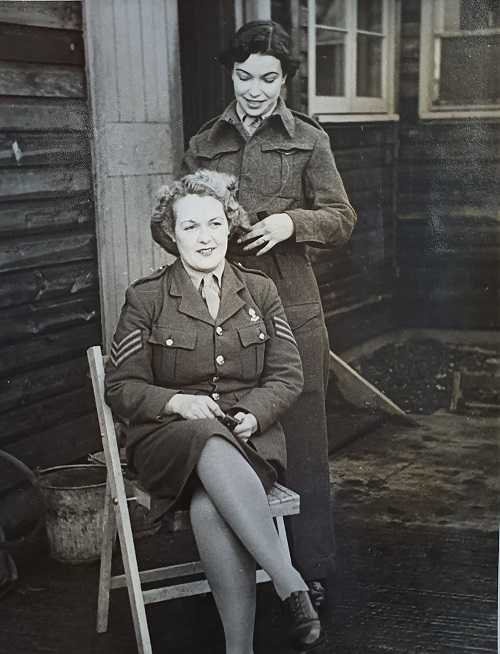 A sneak preview of our Second World War photos! This image shows Private Coppen of the Auxiliary Territorial Service, formerly a hairdresser in London, cutting hair outside a hut on a West Midland mixed battery anti-aircraft site, 16 Dec 1941. #HairyArchives #ExploreYourArchive