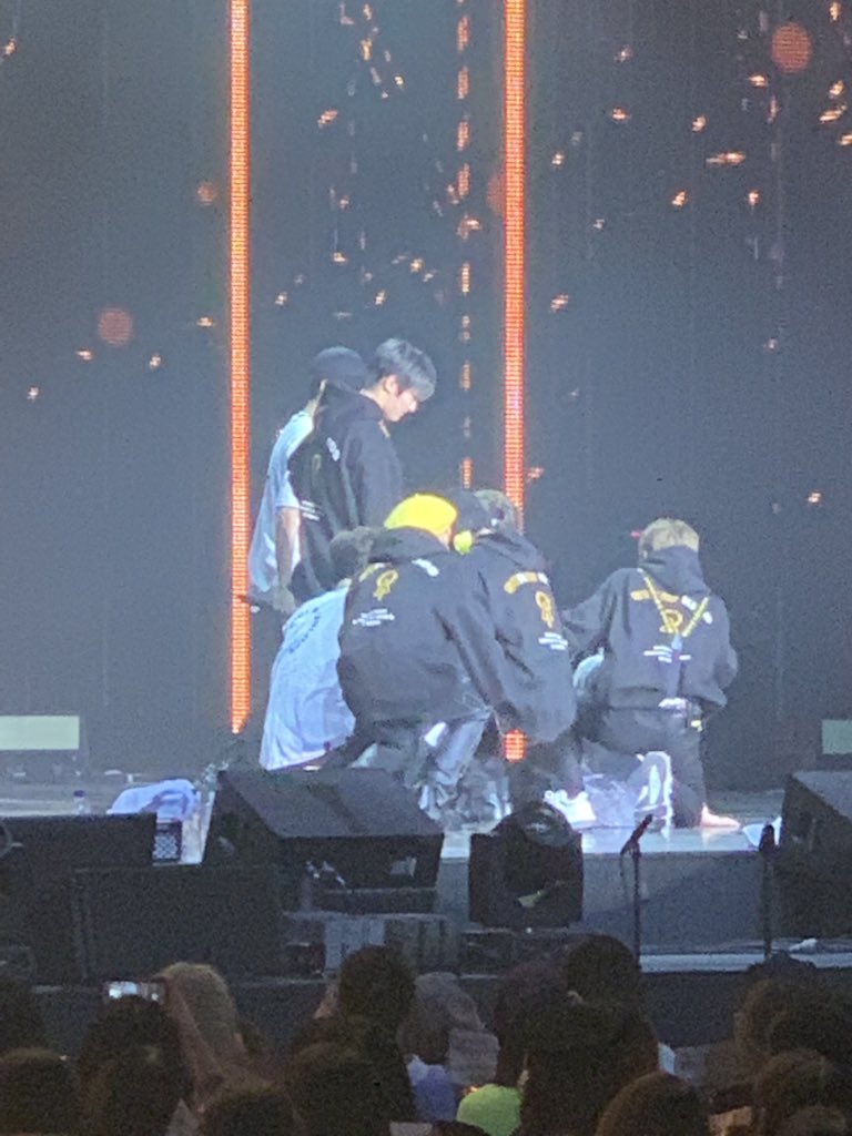 doraehan's tweet photo. 울지마 애들아 우리 스키즈 잘 하고 있어 https://t.co/LTjpJqxf3V