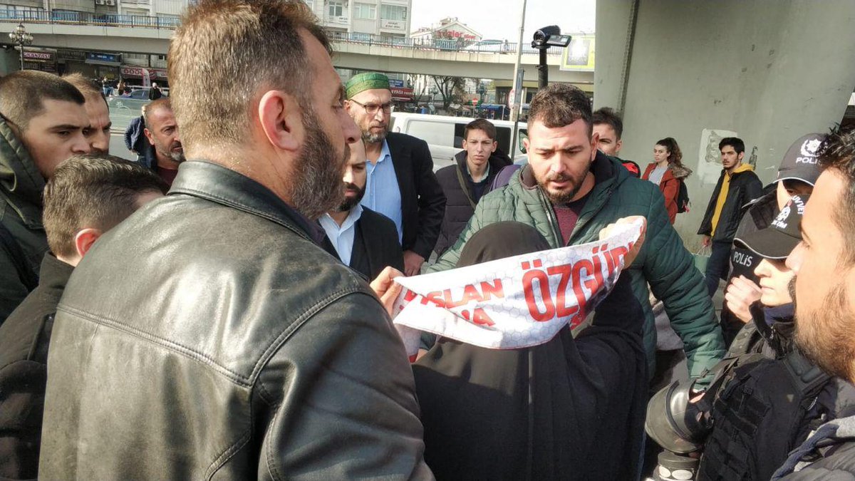 MedyaFurkan's tweet photo. Özgürlük atkıları ile adalet arayan Furkan Gönüllülerinin atkılarını zorla çıkarttırarak gözaltı işlemi yapan Ankara Emniyetini kınıyoruz!

#Pazar
#FurkanGönüllüleri https://t.co/jmVCERew3F
