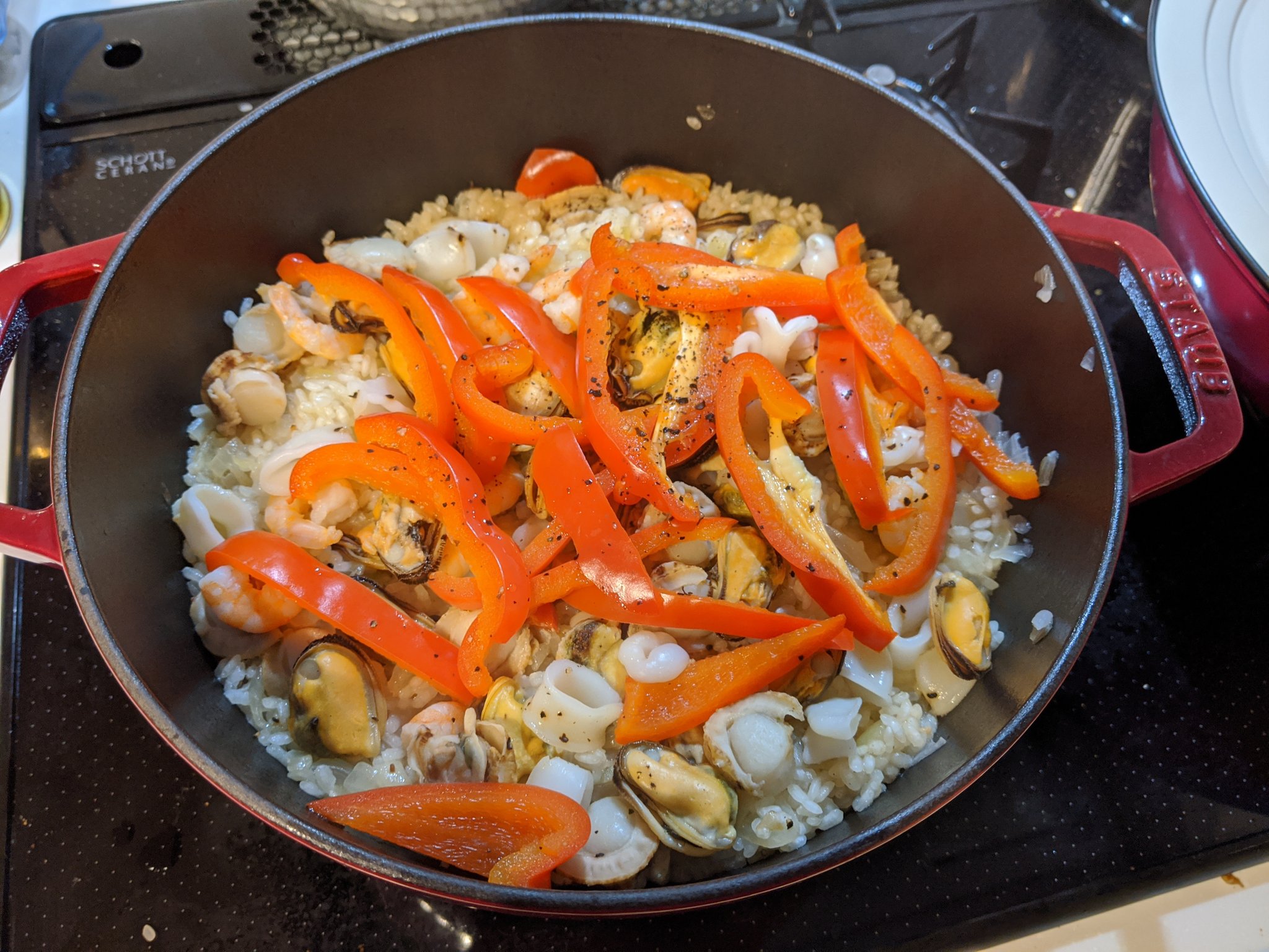 えりんぎ 白身魚試食センター ストウブでパエリア作ってみた コストコのシーフードミックスを使った手抜き料理 サフランも入れてない T Co Cfa0ntbx3v Twitter