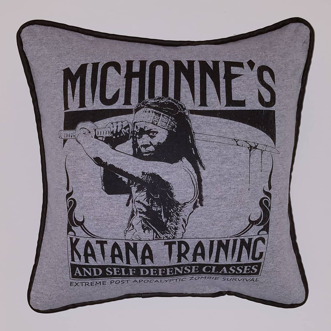 MbMPillows's tweet photo. So happy to have this awesome chic, @GraveyardSister, as a friend and client. 😁

#pillowaddict #happyclient #tshirtpillow #throwpillows #accentpillows #coolpillows #custom #keepsake https://t.co/x2bO87LUeN