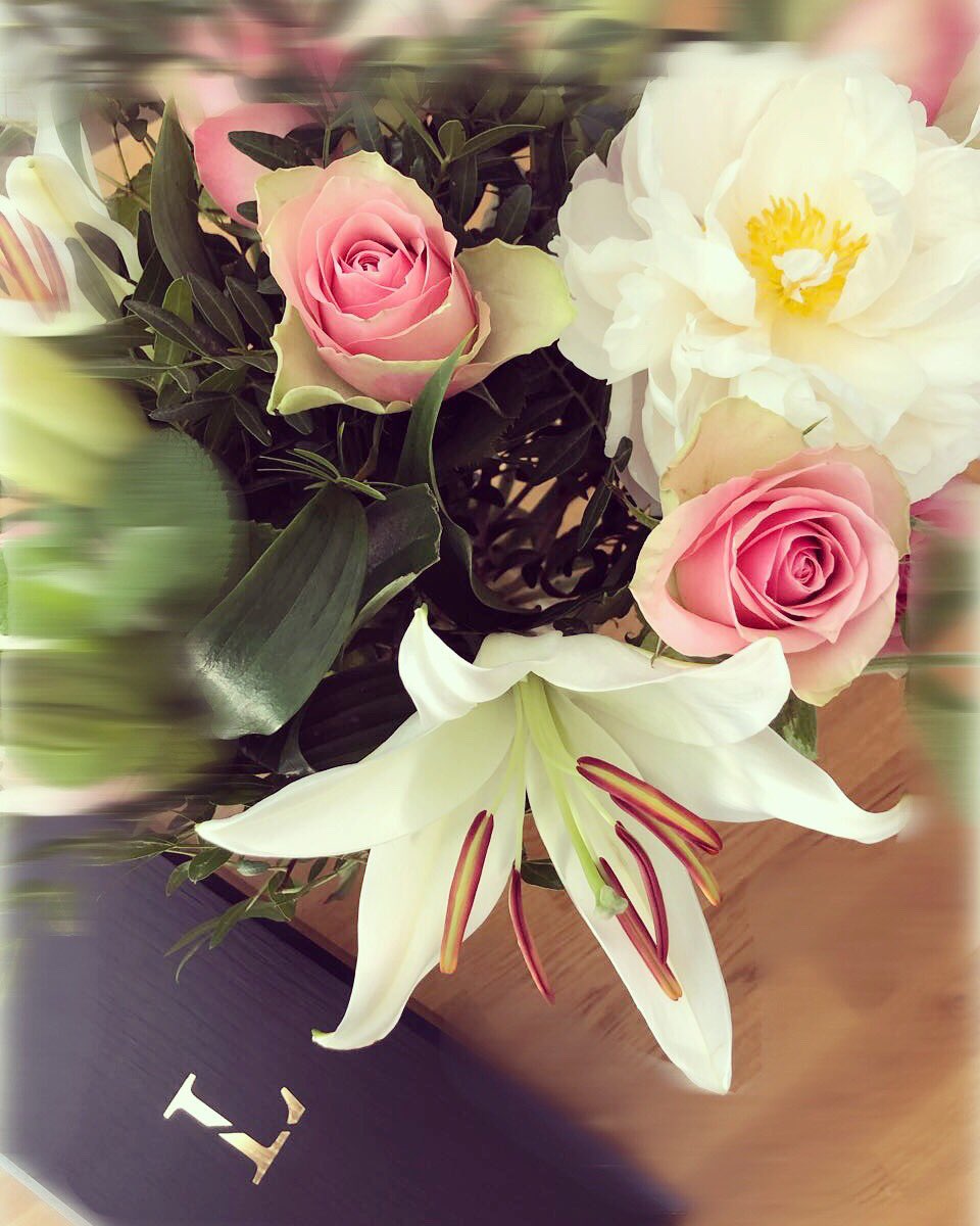 LuvienzParis's tweet photo. - Flower power - Happy Sunday with Luvienz 
#luvienz #flowerpower #luxury #lifestyle #fashion #art #gastronomy #winelover #paris https://t.co/UdMa5cZ4Jn