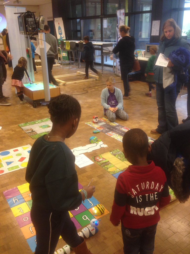 ThijsEeckhout's tweet image. #Codeer en #experimenteer @dagvdwetenschap: ontdek onze #educatieve #robotjes, #vloerpiano, #digitale #zandbak en zoveel meer 🤖👾👩🏽💻! #Odisee #DVDW2019 #CodesCool #VR #AR #Beebot #STEM