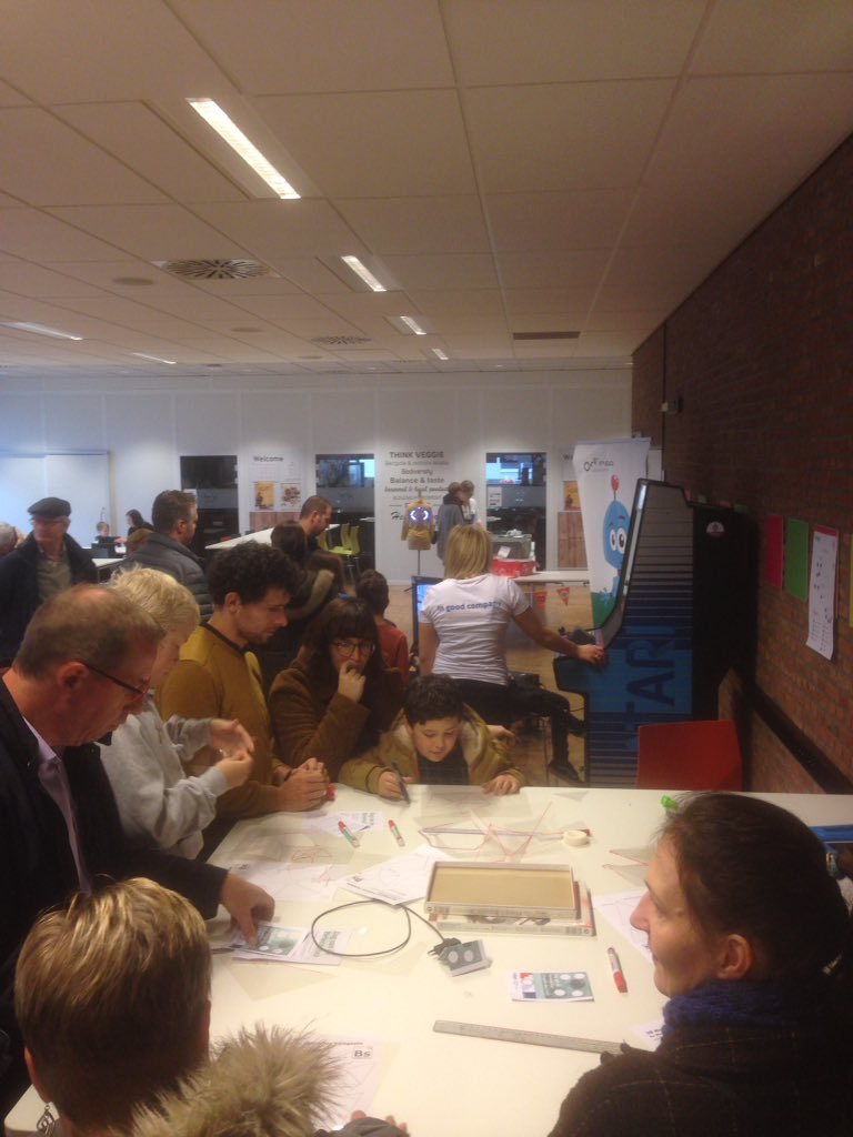 ThijsEeckhout's tweet image. #Codeer en #experimenteer @dagvdwetenschap: ontdek onze #educatieve #robotjes, #vloerpiano, #digitale #zandbak en zoveel meer 🤖👾👩🏽💻! #Odisee #DVDW2019 #CodesCool #VR #AR #Beebot #STEM