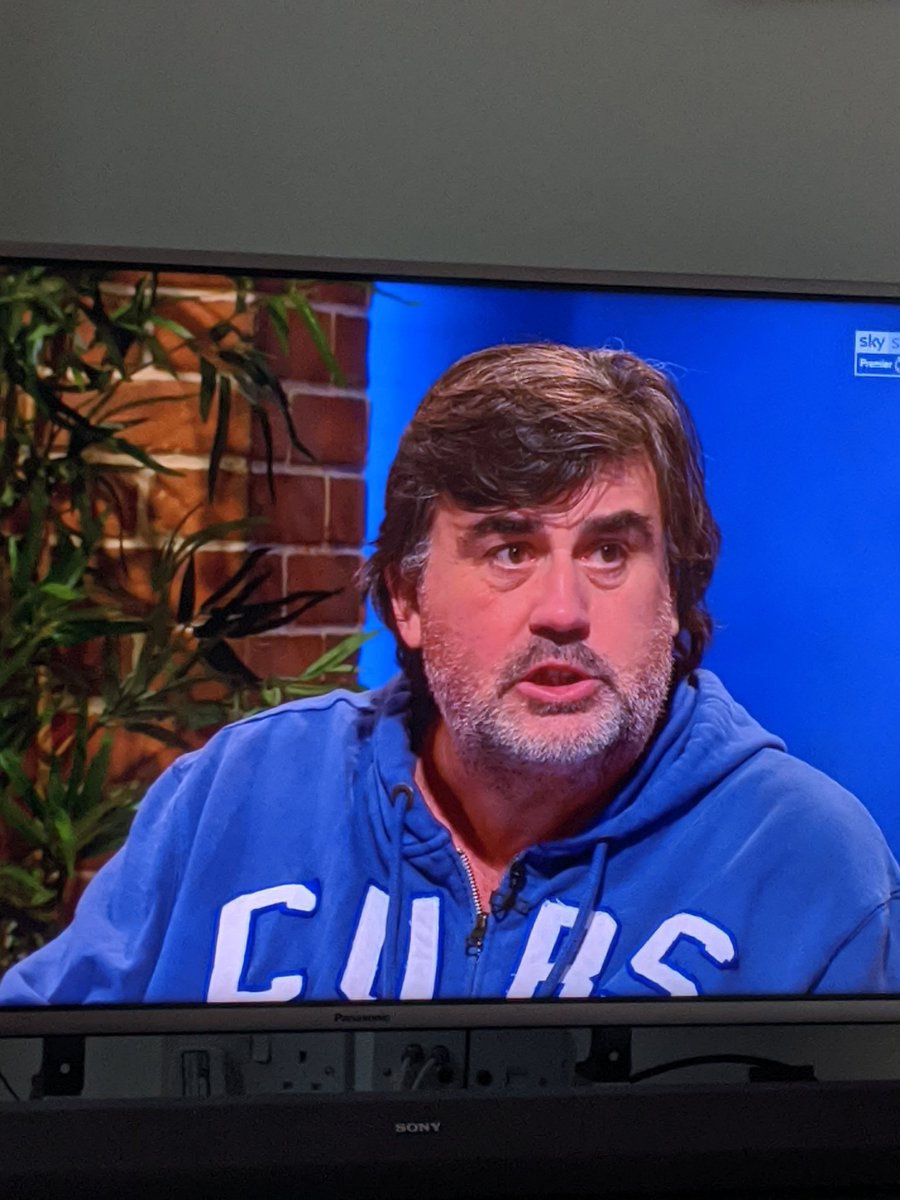 Martin Samuel looks like he's just rolled out of bed and gone straight onto tv. Doesn't even bother putting a t-shirt under his hoody #sundaysupplement