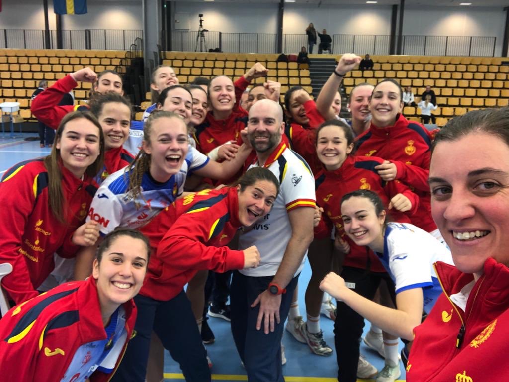 RFEBalonmano's tweet photo. 🏆 #Scandiberico2019
📌 Hønefoss (Noruega)
⏱ 60’ - Final
🆚 Portugal 🇵🇹 18: 24 🇪🇸 España
🎙 Las juveniles finalizan el torneo con una victoria solvente. @julianuezvila17, elegida de nuevo mejor jugadora española ¡Enhorabuena, chicas! 
#⃣ #GuerrerasJuveniles https://t.co/k688hHOHFv