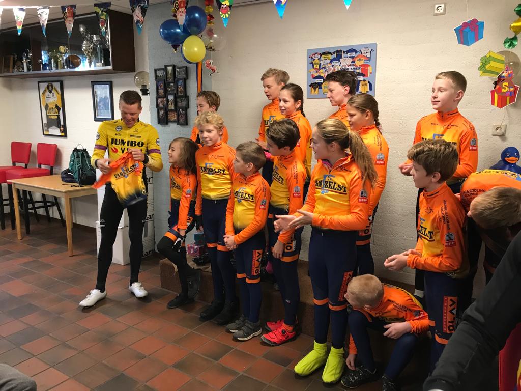 🔙<a href="/s_kruijswijk/">Steven Kruijswijk</a> is back at the place where his cycling career once began.

😃He received a beautiful souvenir from some young riders of his jubilating <a href="/TMLDommelstreek/">TML Dommelstreek</a> cycling club. 💯