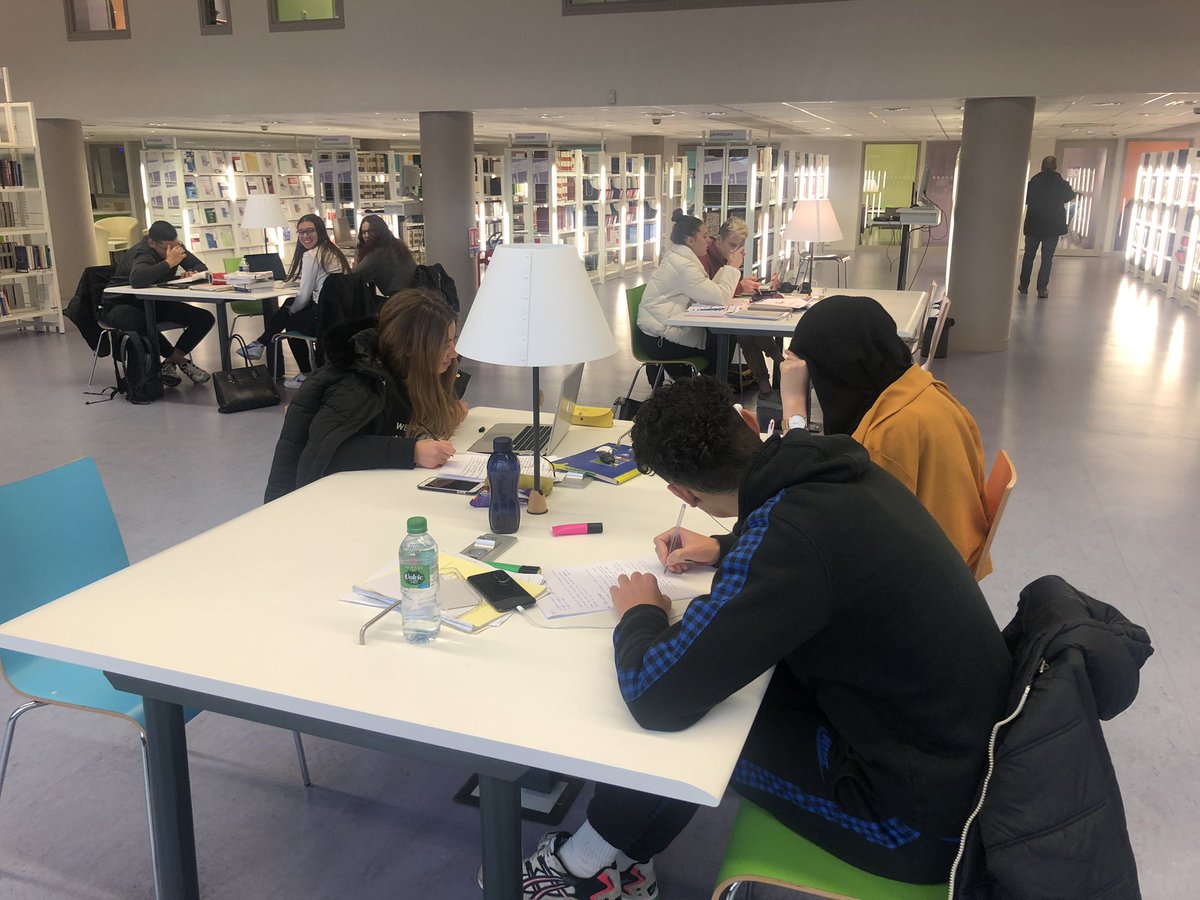 JorisBenelle's tweet photo. Sanaa (eco gestion), Erwan (droit), Eda (paces), l’exemple de 3 étudiants présents ce matin à la 1ère ouverture des BU le dimanche. Un réel besoin car « on travaille mieux ici que chez nous ». Merci aux équipes qui ont mis en œuvre rapidement. Succès total ! @UGrenobleAlpes https://t.co/tAfP7zHqDf