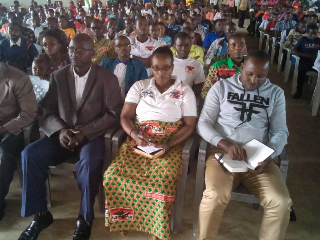 cnddfddKirundo's tweet photo. #Burundi Umunyamabanga nshingwa bisata ajejw kwigish umugambwe, kwinjiza abagumyabanga nogukurikirana abagumyabanga  bo kwisi yose Nyakubahwa Col.Anastase MANIRAMBONA @manianastase yagendeye komine Ntega aho yari yakoranije incambwenge n'indongozi z'umugambw gushika kumitumba yos https://t.co/UgvhDJMQld