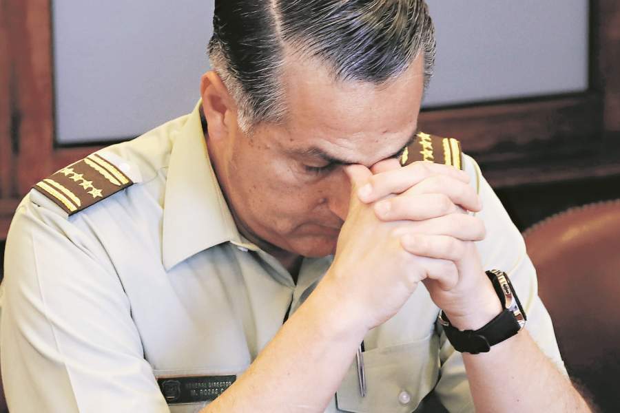 latercera's tweet photo. #LTDomingo | Mario Rozas: Los flancos externos e internos que complican al general. Las causas penales abiertas por la fiscalía por violaciones a los DD.HH. han cercado a la máxima autoridad de Carabineros https://t.co/F8nWumnbv1 https://t.co/KueLim4Kvq
