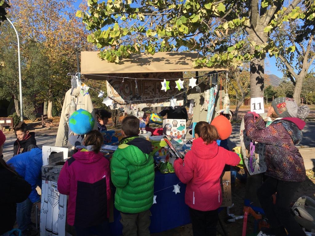 AmpaAndersen's tweet photo. A les parades del Mercat de les 3R hi ha molt jocs, joguines, contes, roba, disfresses, trencaclosques,... i moltes coses més a preus molt assequibles.
Fomentem la reutilització!

#ewwrcat #ewwr2019 https://t.co/mXyBXyYmP4