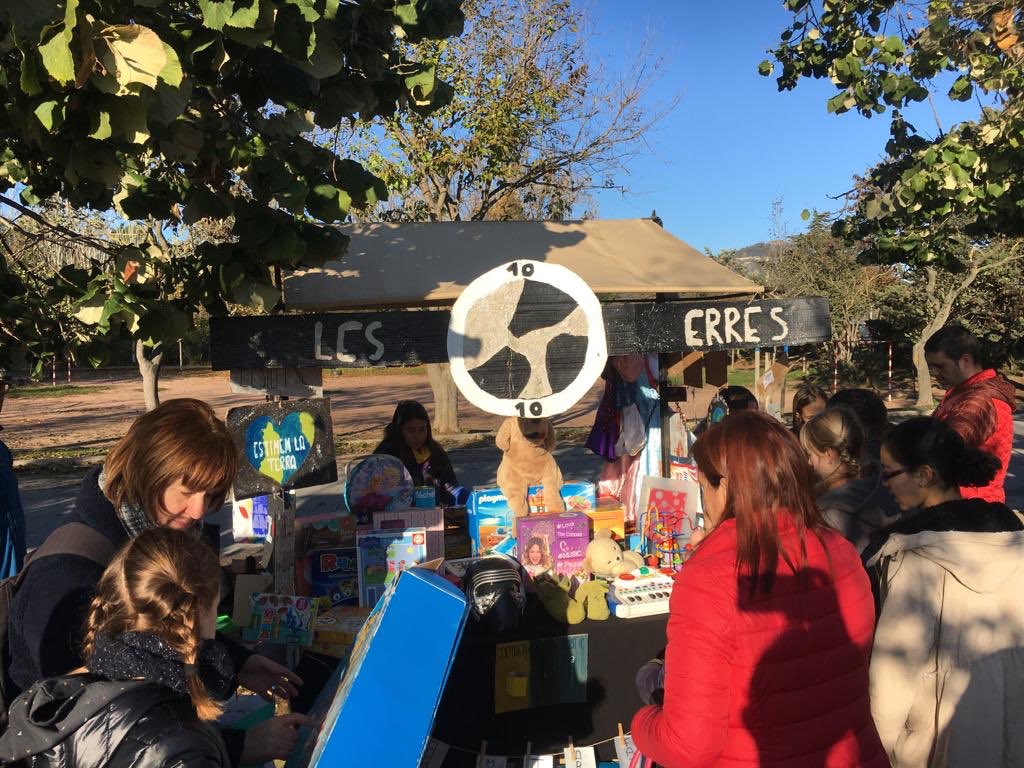 AmpaAndersen's tweet photo. A les parades del Mercat de les 3R hi ha molt jocs, joguines, contes, roba, disfresses, trencaclosques,... i moltes coses més a preus molt assequibles.
Fomentem la reutilització!

#ewwrcat #ewwr2019 https://t.co/mXyBXyYmP4