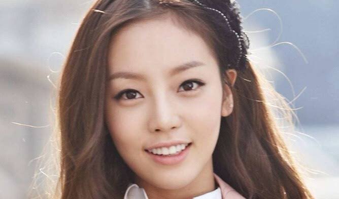 HaraFacts's tweet photo. Goo Hara, smile widely like you used to. I’m hoping this is all false report. Please, Hara-ya. Please survive https://t.co/WZgxFoIxZY